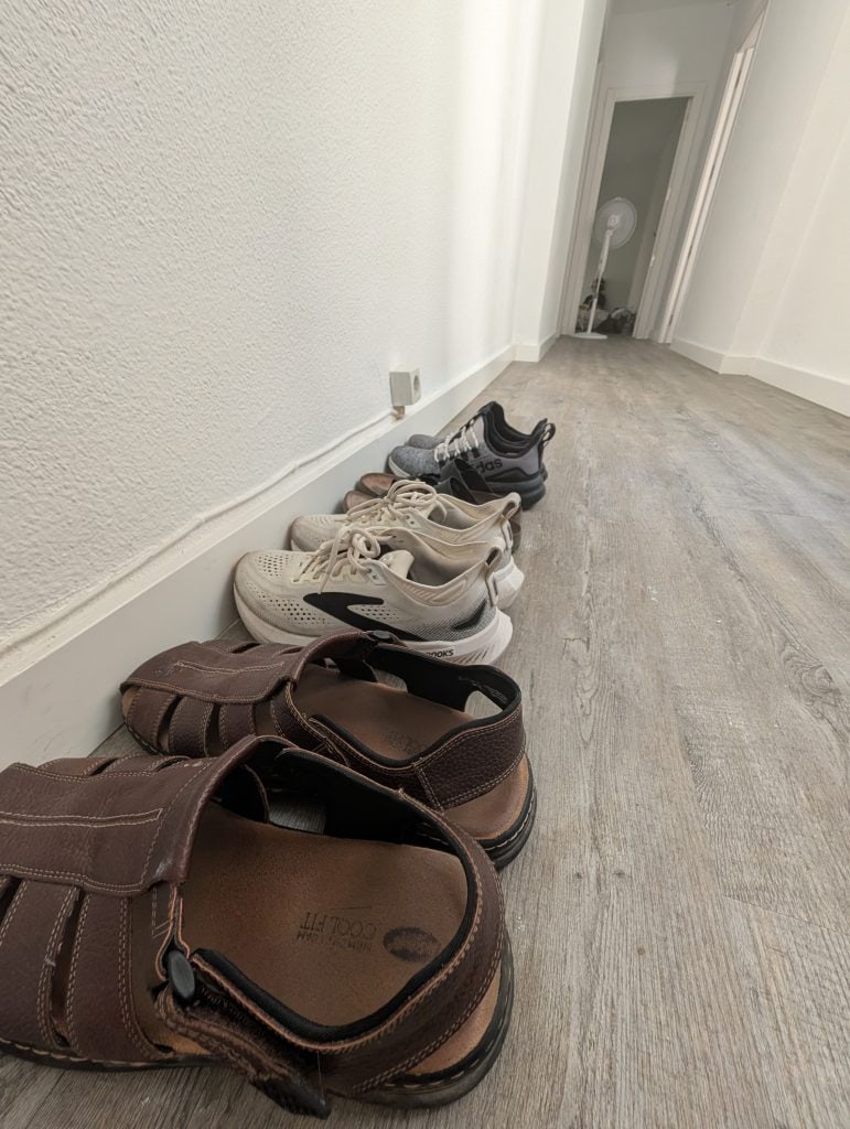 Hallway of an apartment in Alcalá de Henares, with pairs of shoes in the foreground